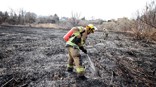 Un pompier est incommodé suite à l'incendie de broussailles de Pointe-des-Cascades
