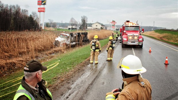 Un camion semi-remorque se renverse sur l'autoroute 40, à Rigaud