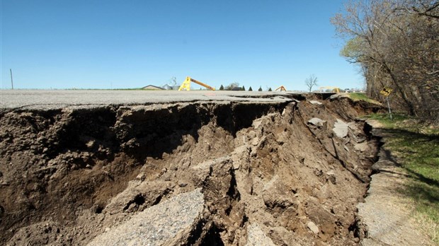 La route s'affaisse à Saint-Polycarpe