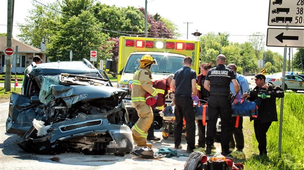 Violente collision à Les Cèdres : une dame est transportée à l'hôpital