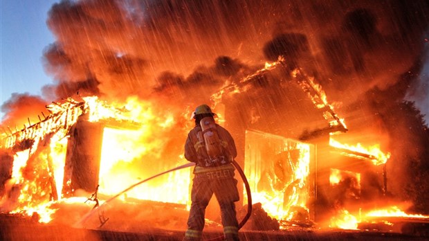 Incendie violent à Saint-Clet : un garage résidentiel est totalement détruit
