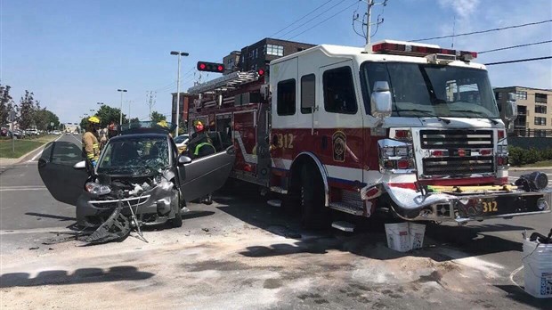 Accident impliquant une voiture et un camion de pompier à Vaudreuil-Dorion