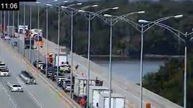 Camion en panne sur le pont de l'île-aux-Tourtes : 1 voie de disponible
