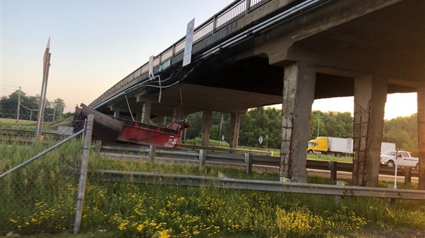 Un camion-benne paralyse le réseau routier dans Vaudreuil-Soulanges