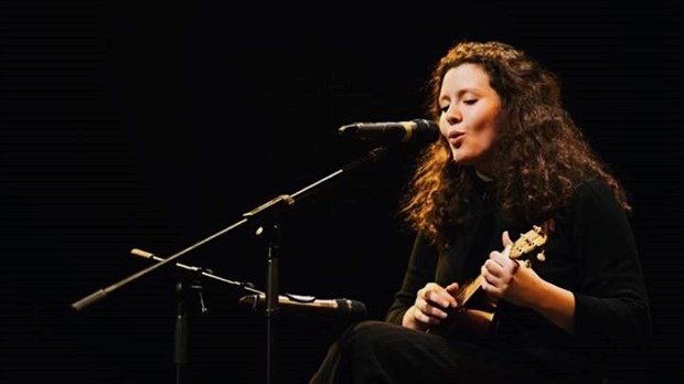 Sofia Simonetto-Rizk et son ukulele à l'agora du parc des Éperviers