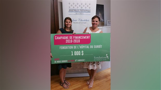 Lucie Charlebois remet 1 000$ à la Fondation de l'Hôpital du Suroît 