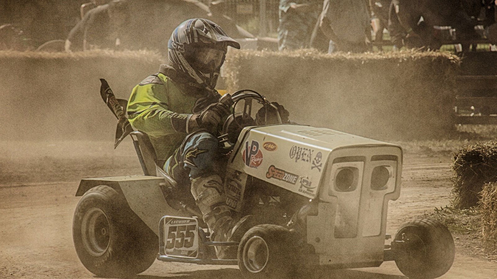 Des courses impressionnantes de tracteurs à gazon à SainteJustinede