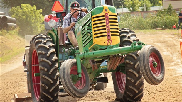 57 tireurs, 63 tracteurs  pour un total de 118 tires à la compétition de tire de tracteur de Saint-Clet