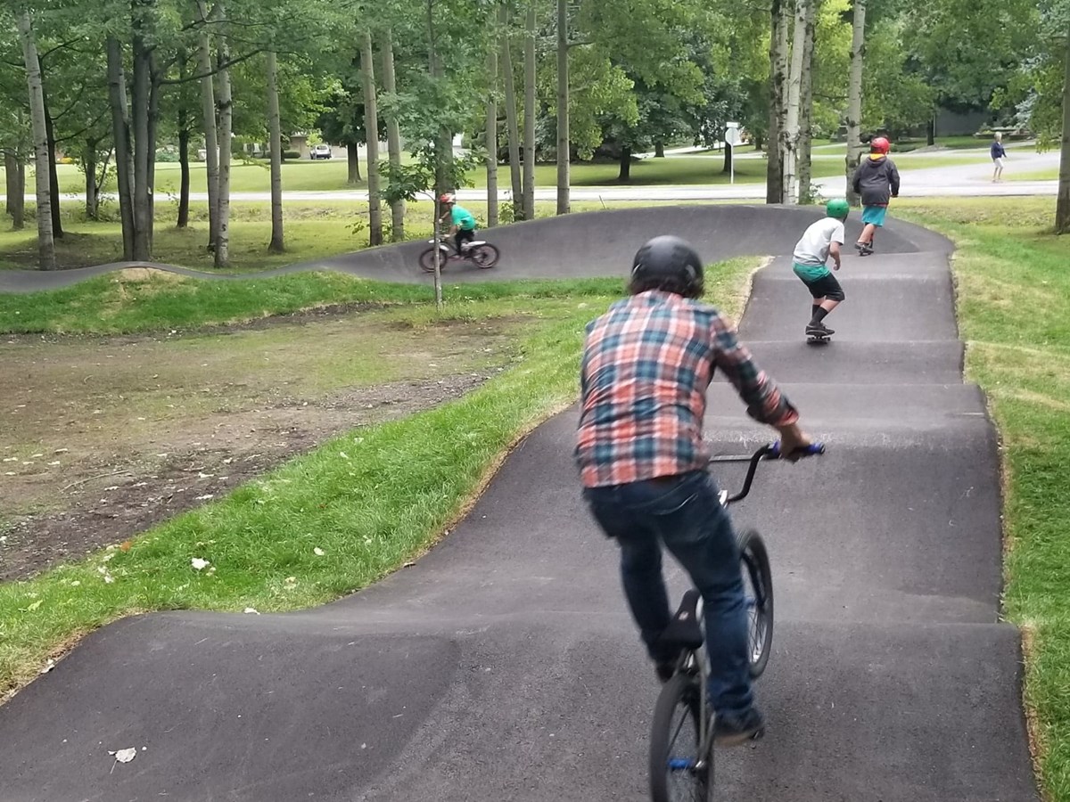 Rouler en BMX en pleine forêt à NotreDamedel'ÎlePerrot