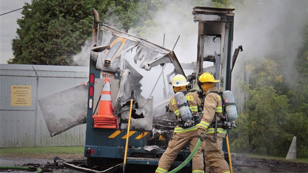 Un véhicule d'Hydro-Québec est détruit par les flammes