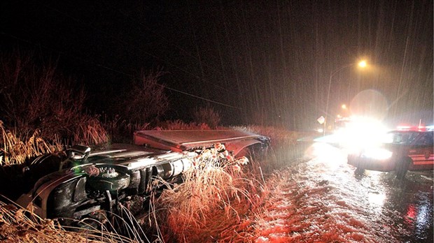 Un camion-remorque se renverse sur l’autoroute 20 à Les Cèdres 