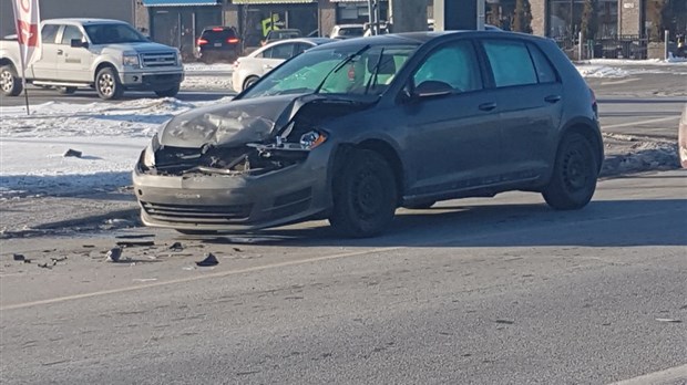 Collision sur l'avenue St-Charles à Vaudreuil-Dorion