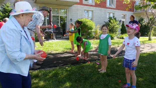 Les enfants du Centre prénatal et jeunes familles vont à la rencontre des aînés