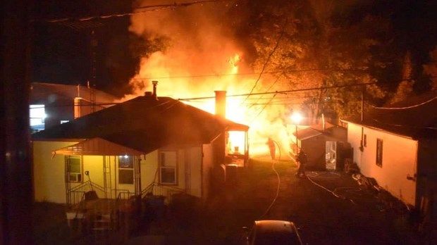 Un garage résidentiel est complètement détruit par les flammes à Sainte-Marthe
