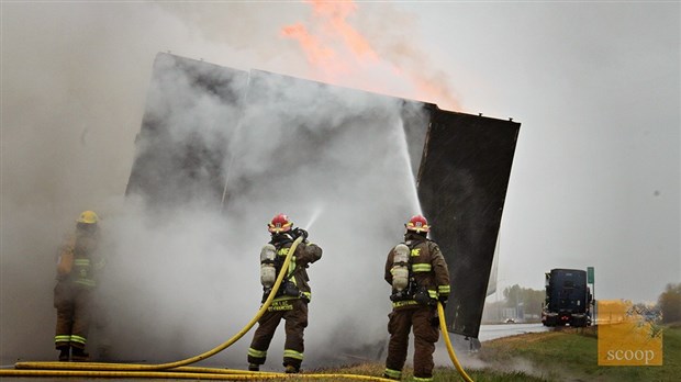 Un camion en flamme sur l'autoroute 20 ouest cause un important bouchon de circulation
