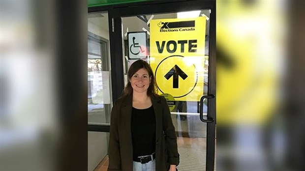 Noémie Rouillard exerce son droit de vote et invite les citoyens de la circonscription à faire de même.