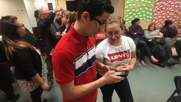 En images : les bénévoles s'activent dans les locaux de Peter Schiefke