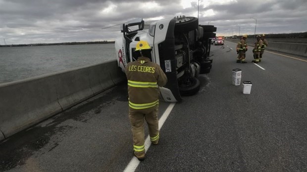 Un camion se renverse sur l'autoroute 30 à Les Cèdres