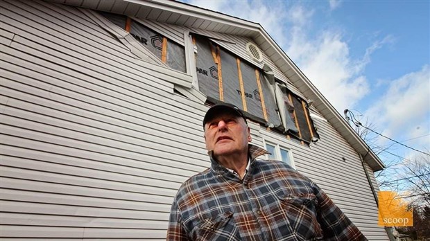 Le revêtement de sa maison lui tombe sur la tête