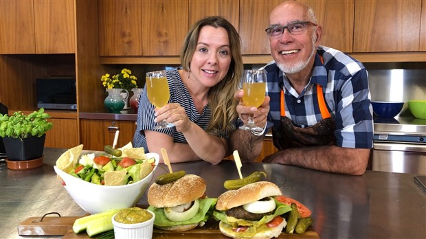 CUISINE-MOI: le maire de la Ville de Pincourt, Yvan Cardinal, cuisine un burger à l'image de sa ville