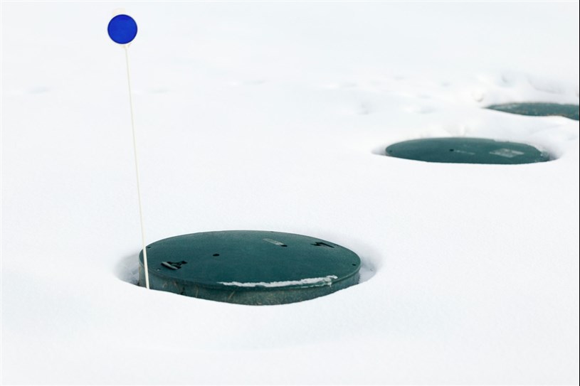 Un Tuyau Dans Un Fossé Sur Fond De Neige Un Jour D'hiver.