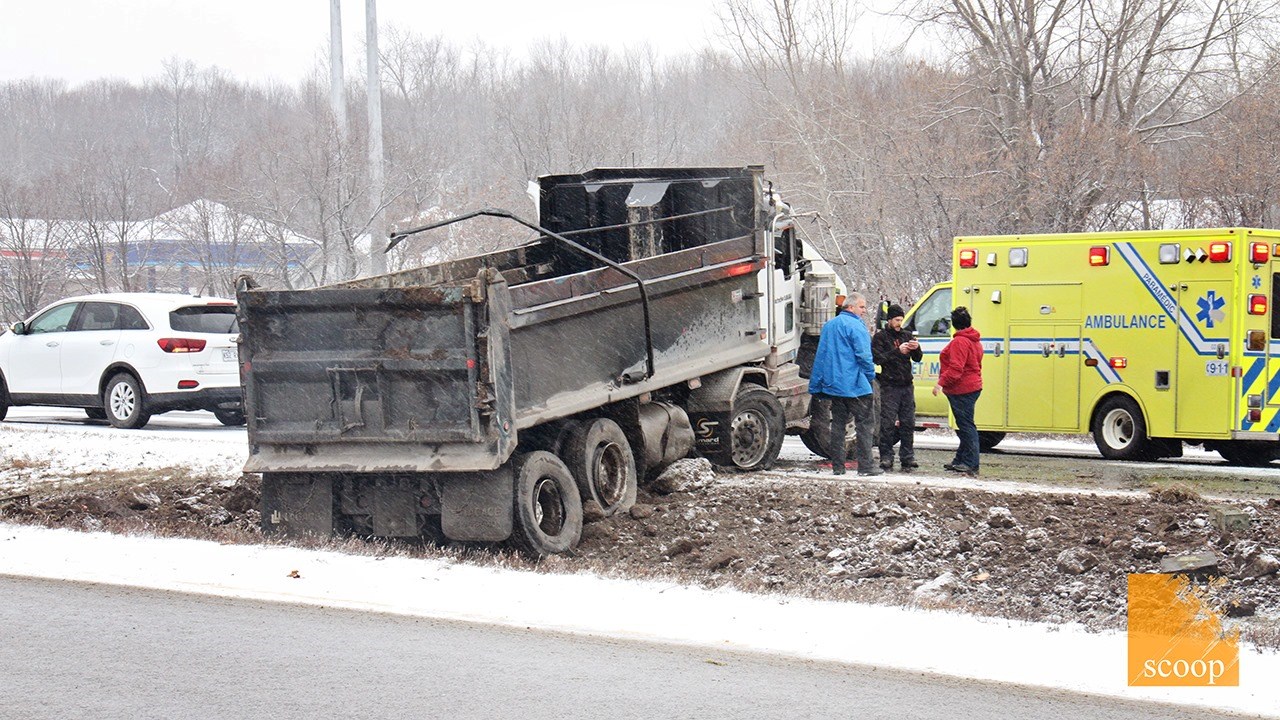 Accident impliquant un camionbenne à SaintLazare Vaudreuil