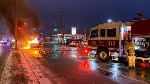 Véhicule en flammes à Vaudreuil-Dorion