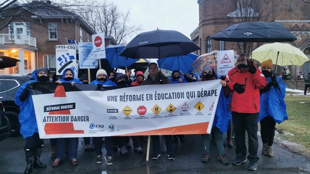 Les enseignants manifestent devant les bureaux de Marilyne Picard