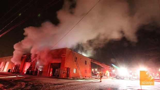 Un immeuble du boulevard de la Cité-des-Jeunes est la proie des flammes