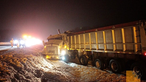 Saint-Lazare : un camion semi-remorque termine sa course en mise en porte-feuille