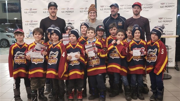 Andrew Shaw, Paul Byron et Marie-Philip Poulin rencontrent des jeunes de la région