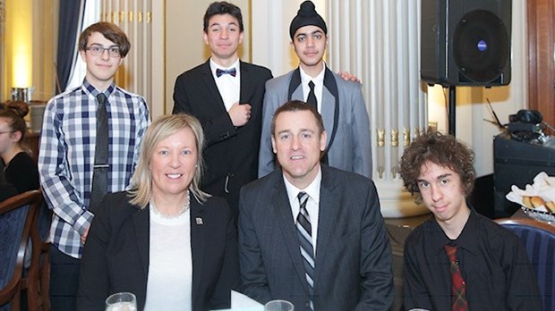 Quatre étudiants de la Cité-des-Jeunes s'initient à la vie politique