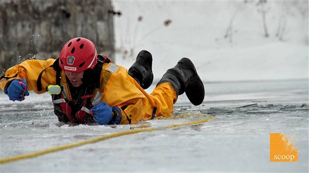 Simulation de sauvetage dans l'eau pour les pompiers de Coteau-du-Lac 