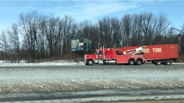Remorque abandonnée sur l’autoroute 20 plus tôt ce matin? 