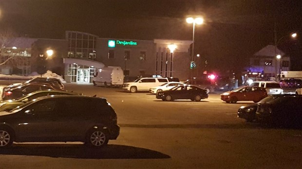 Prise d’otage toujours en cours à la Caisse Desjardins de Salaberry-de-Valleyfield
