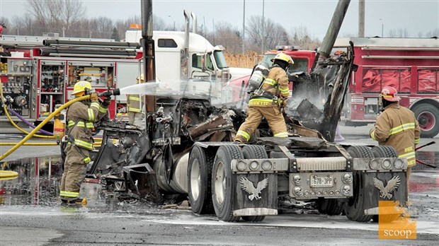 Les pompiers de Rivière-Beaudette éteignent un poids lourd en feu en Ontario 