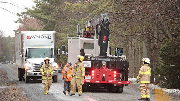 Un camionneur s'est retrouvé coincé dans des fils sous tension