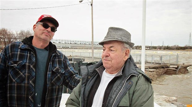 « Ma maison vaut 400 000$, mais qui va en vouloir si je décide de la vendre prochainement? », questionne un citoyen riverain de Pointe-Fortune 