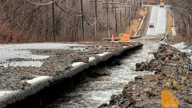 Important affaissement de la route à Rigaud