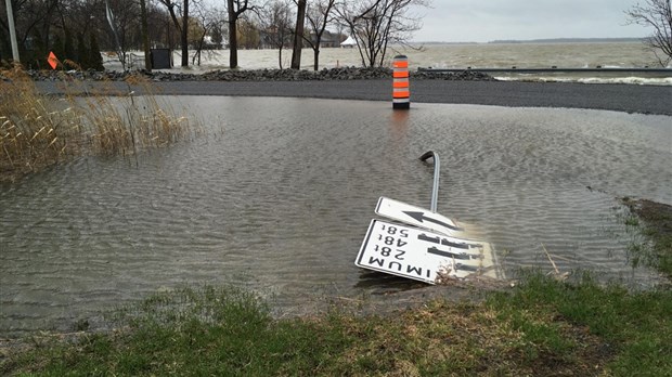 Le vent créé de fortes vagues dans le secteur du Château Vaudreuil