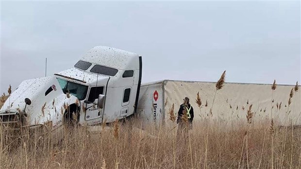 Un poids lourd se renverse sur l’autoroute 20 Ouest 