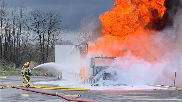 Camion en flammes à Vaudreuil-Dorion