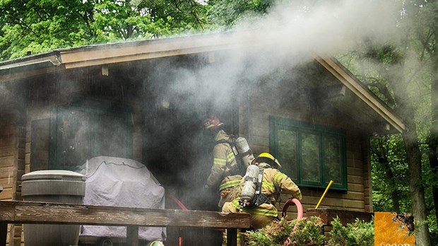 Résidence lourdement endommagée par les flammes à Saint-Lazare