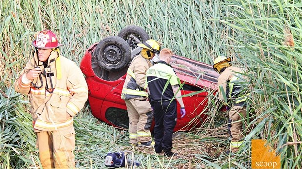 Un Ontarien perd le contrôle de sa voiture et l'abandonne à Les Cèdres