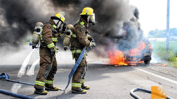 Véhicule en flamme à Les Coteaux