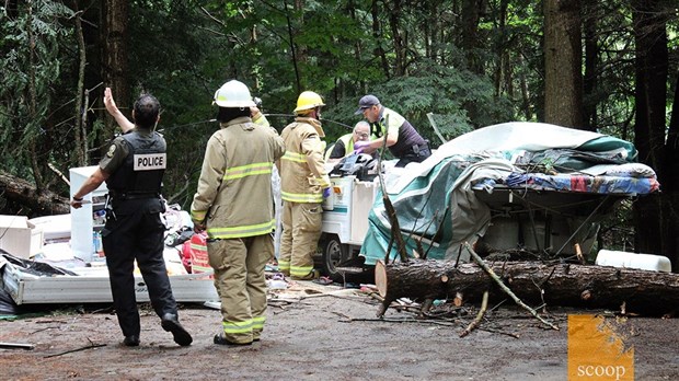 Un arbre tombe sur une tente-roulotte et fait deux blessés à Rigaud