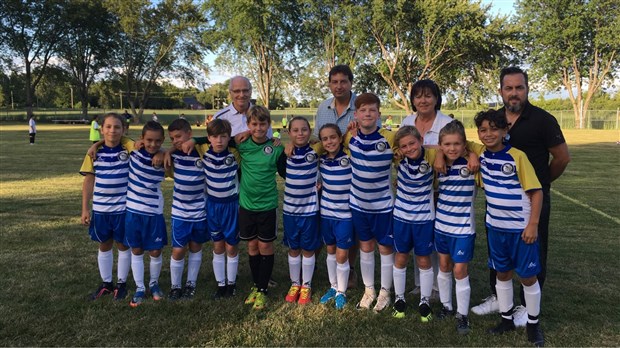 Un nouveau terrain de soccer est inauguré à Les Coteaux 