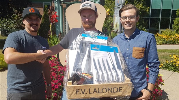 Un amateur de grillade bien heureux grâce à Néomédia Vaudreuil-Soulanges 