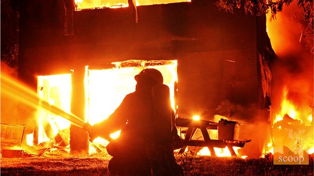 Un garage est complètement détruit par les flammes sur la route 340 à Saint-Télesphore