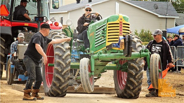 Une compétition de tirs de tracteurs antiques enlevante à Saint-Clet
